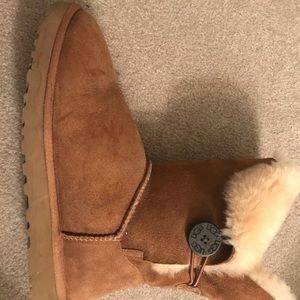 Women’s chestnut uggs size 10
